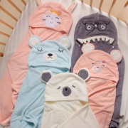 Quà tặng khăn choàng em bé - Món quà thiết thực và đầy yêu thương